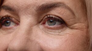maquillage paupières tombantes 60 ans