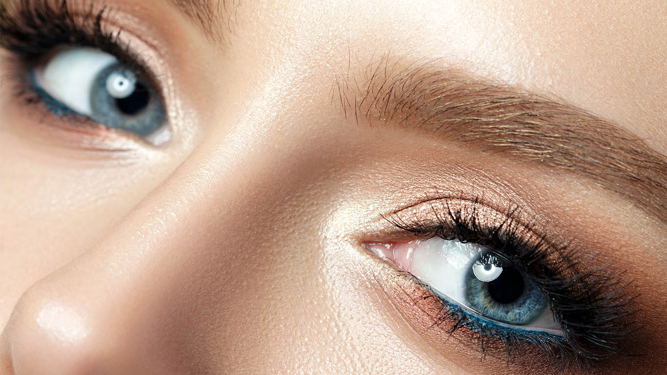 maquillage pour yeux bleu